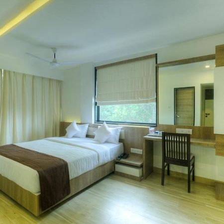 Crown Inn Panvel Dış mekan fotoğraf